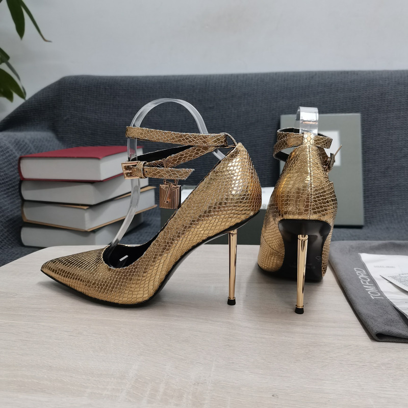 Tom Ford Padlock leather pumps in Light Gold