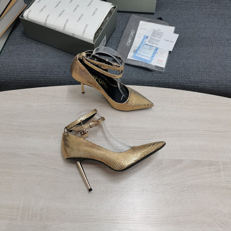 Tom Ford Padlock leather pumps in Light Gold