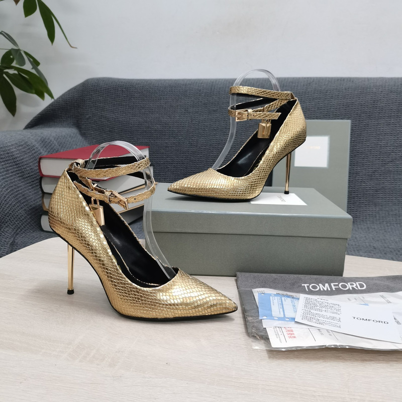 Tom Ford Padlock leather pumps in Light Gold