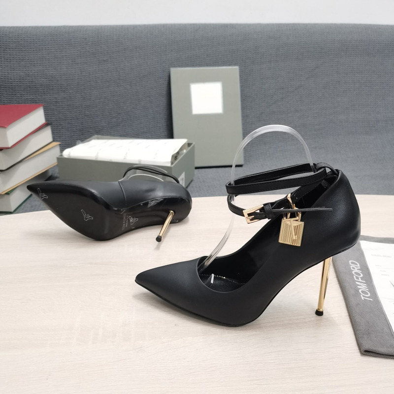 Tom Ford Padlock leather pumps in Black