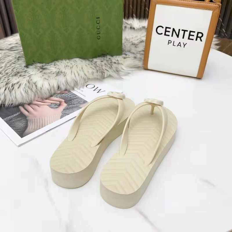 G*u*i white chevron thong flat sandals