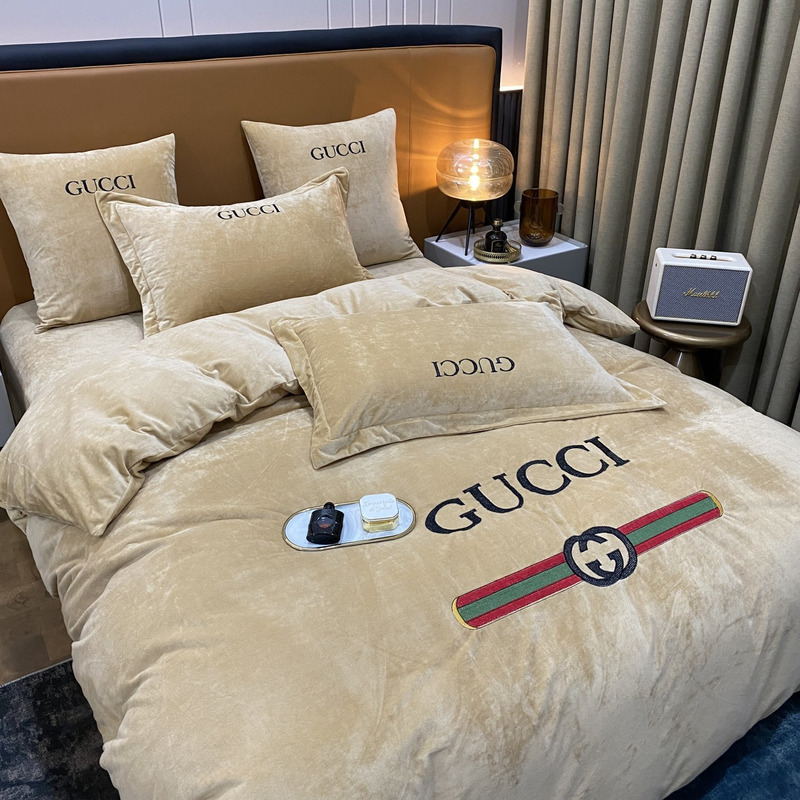 G*u*i four piece bed suit bedding