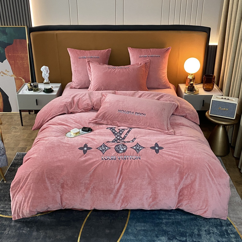 l**is V*t*n four piece bed suit bedding pink