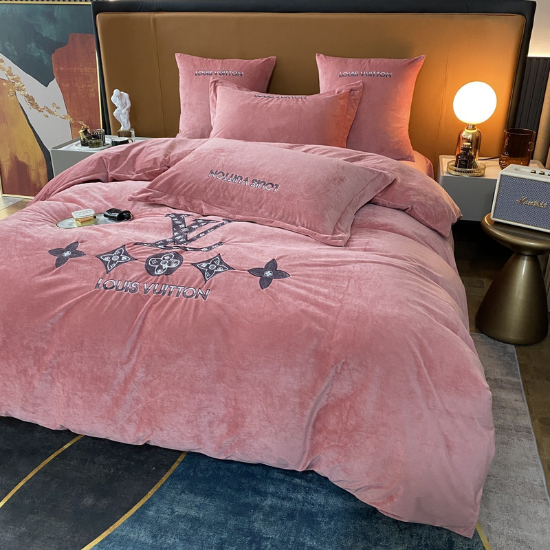 l**is V*t*n four piece bed suit bedding pink