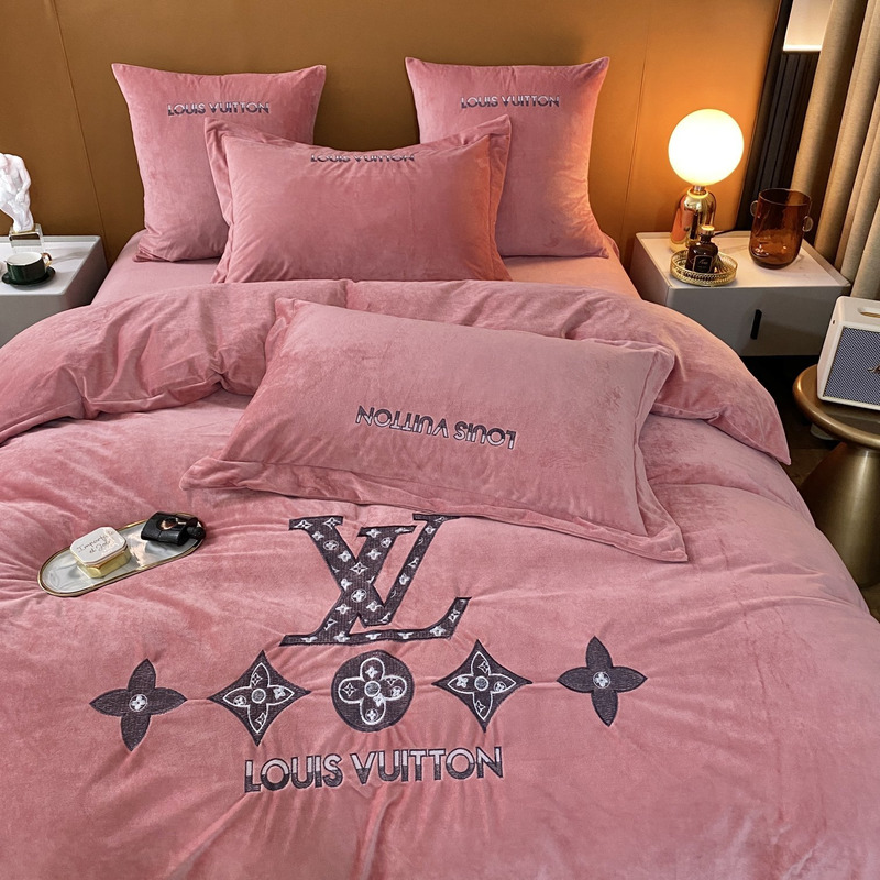 l**is V*t*n four piece bed suit bedding pink