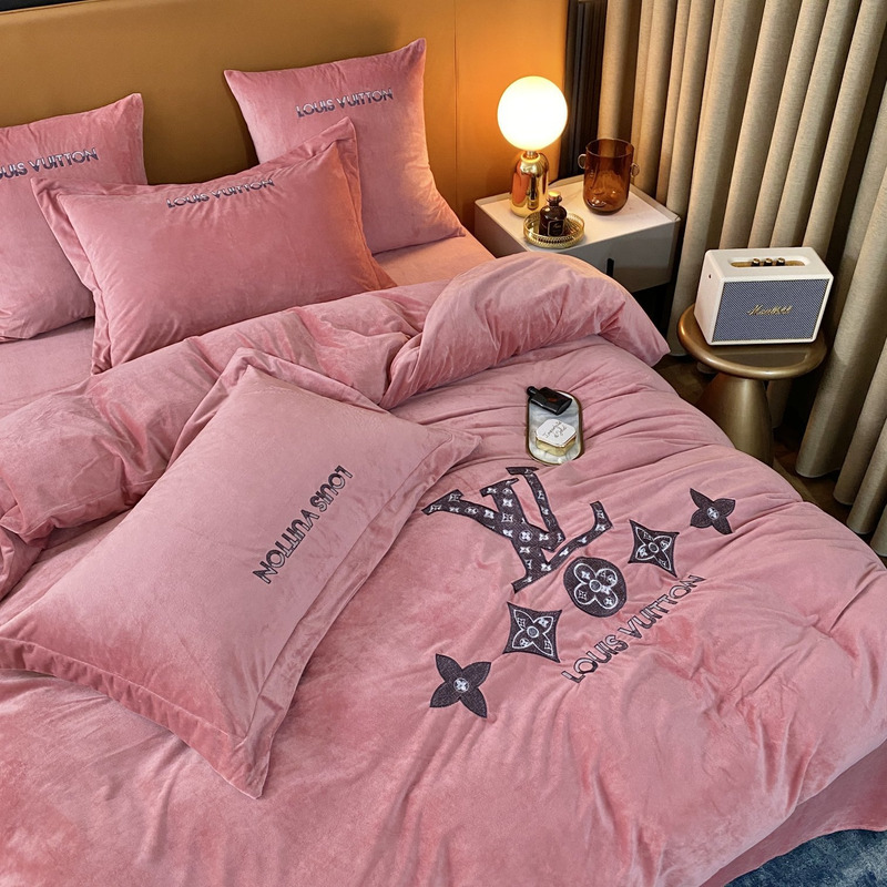 l**is V*t*n four piece bed suit bedding pink