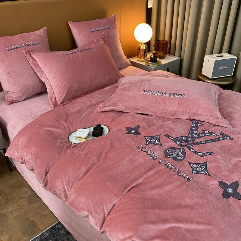 l**is V*t*n four piece bed suit bedding pink