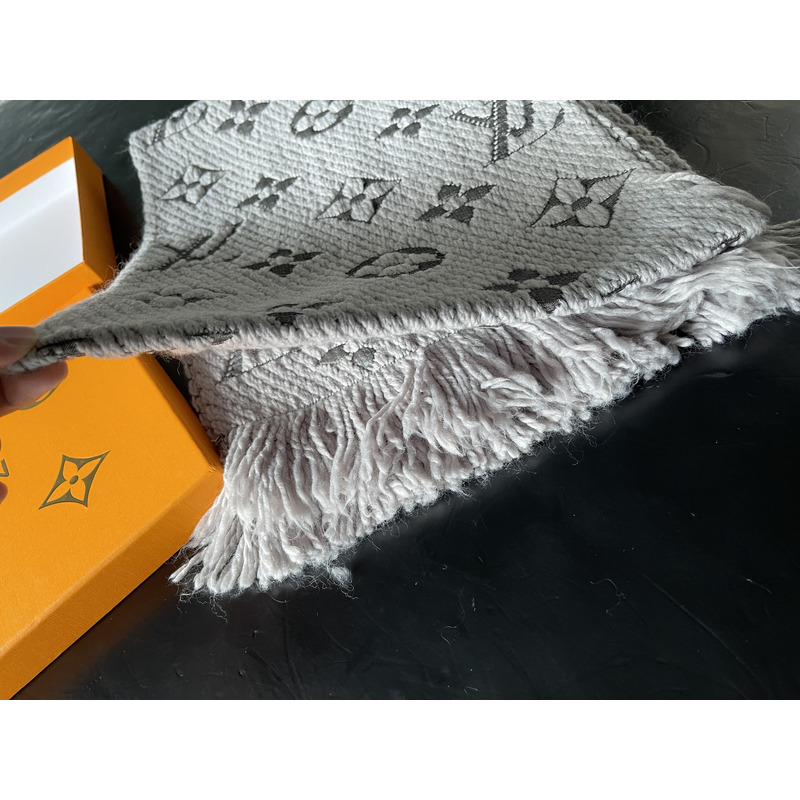 l**is V*t*n monogram scarf gray