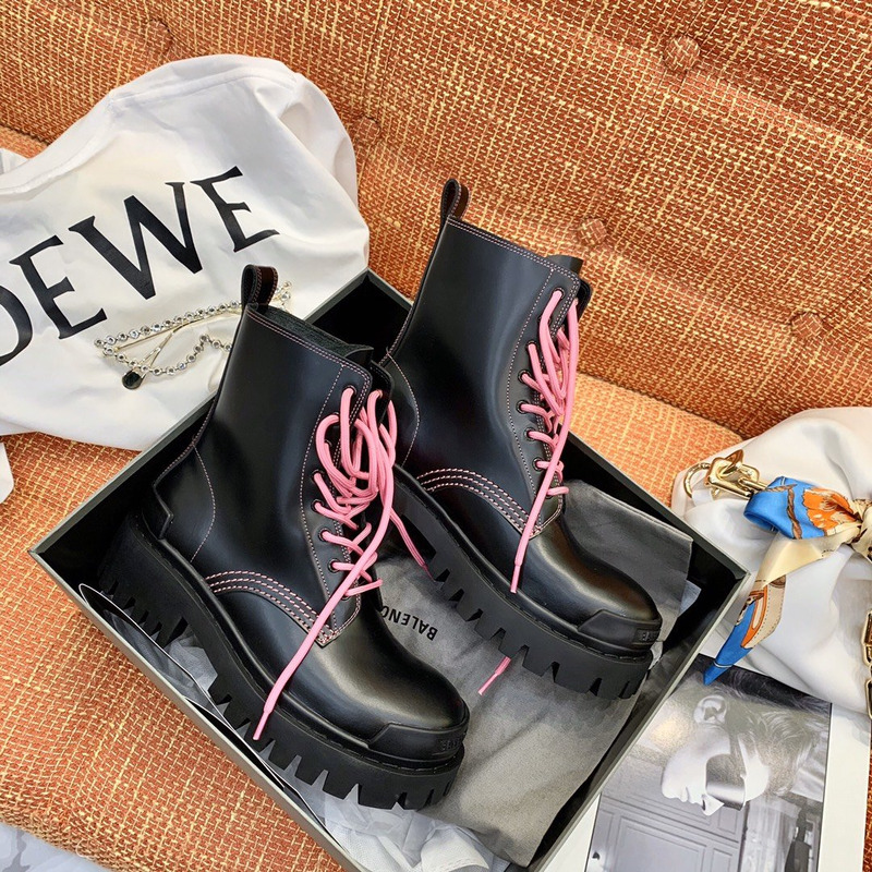 Ba*len*cia*ga wmns strike lace-up martin boots black/pink