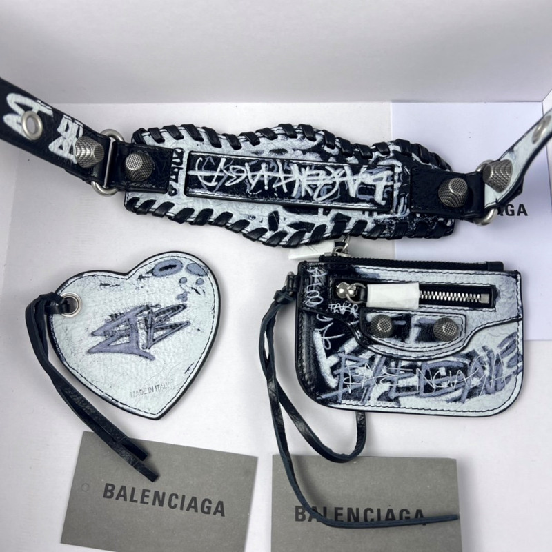 Ba*len*cia*ga le cagole shoulder bag in black and white graffiti printed arena lambskin