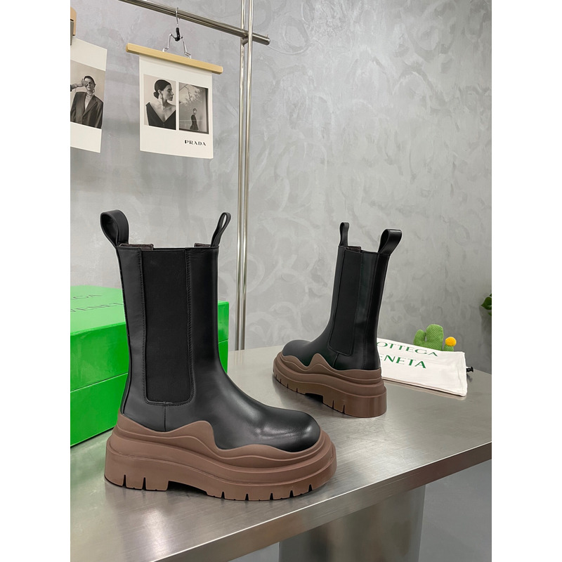 Bo*te*ga ve*ne*ta tire chelsea boot in black and brown