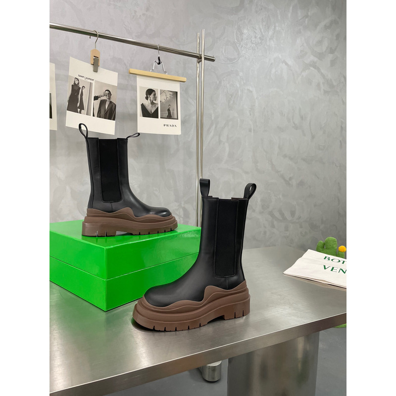 Bo*te*ga ve*ne*ta tire chelsea boot in black and brown