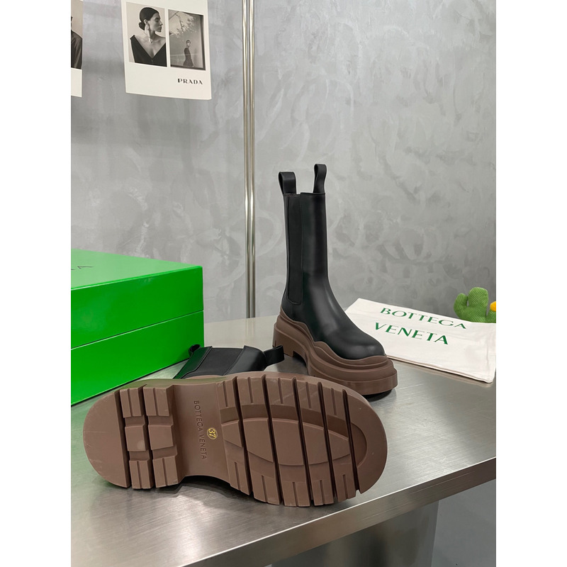 Bo*te*ga ve*ne*ta tire chelsea boot in black and brown