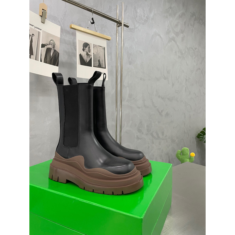 Bo*te*ga ve*ne*ta tire chelsea boot in black and brown