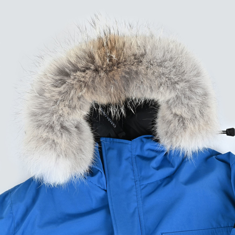 Can*a Go*e expedition parka in dark blue