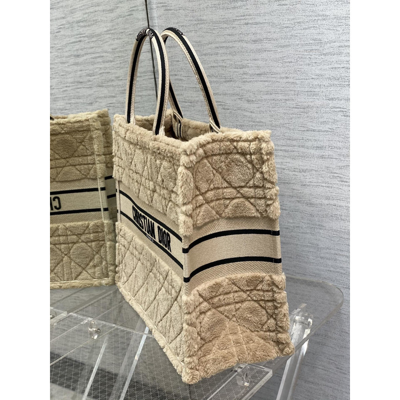 D*or large book tote bag cannage shearling beige