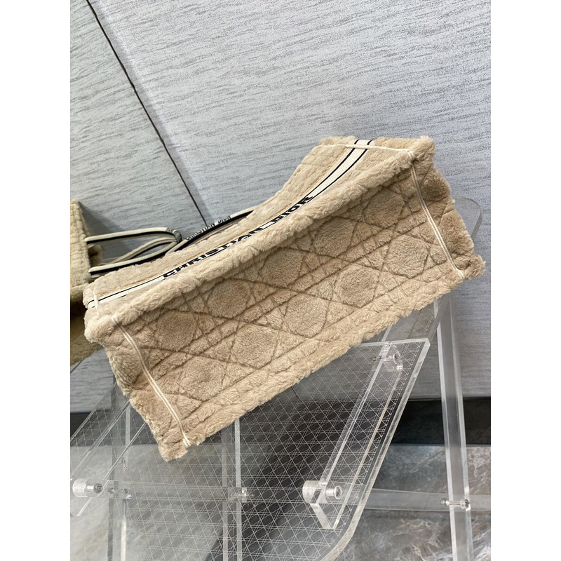 D*or large book tote bag cannage shearling beige