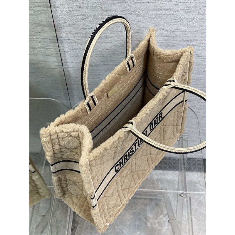 D*or large book tote bag cannage shearling beige