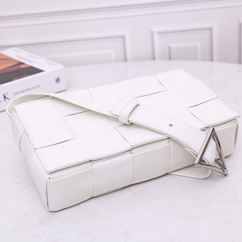 Bo*te*ga ve*ne*ta intrecciato leather crossbody bag