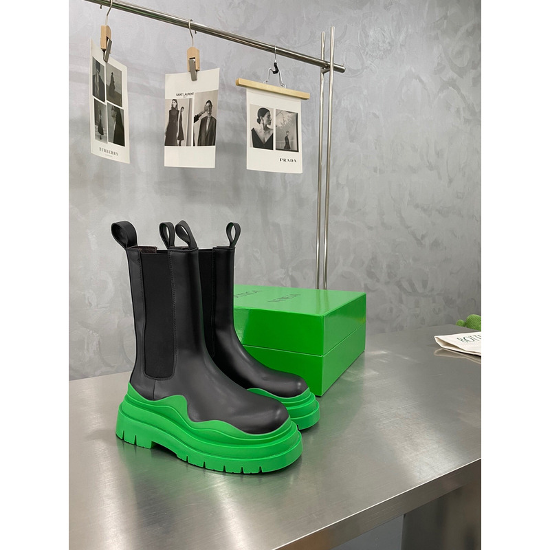 Bo*te*ga ve*ne*ta tire chelsea boot in black and grass