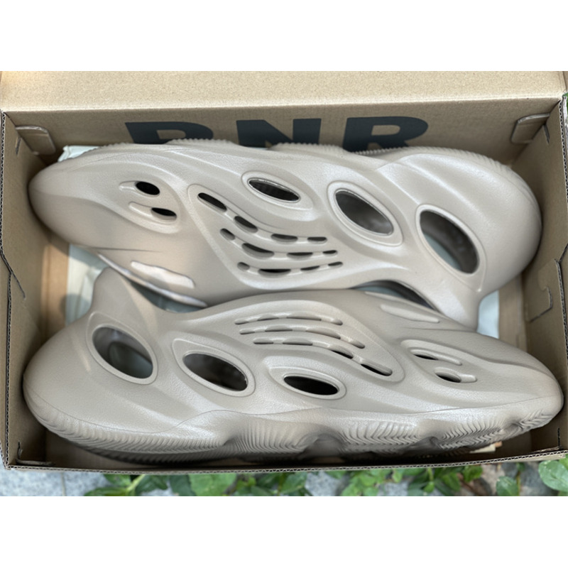 Ad*s yezzy foam runner mist