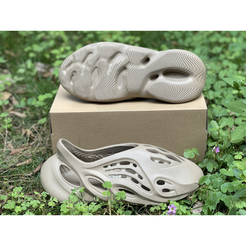 Ad*s yezzy foam runner mist