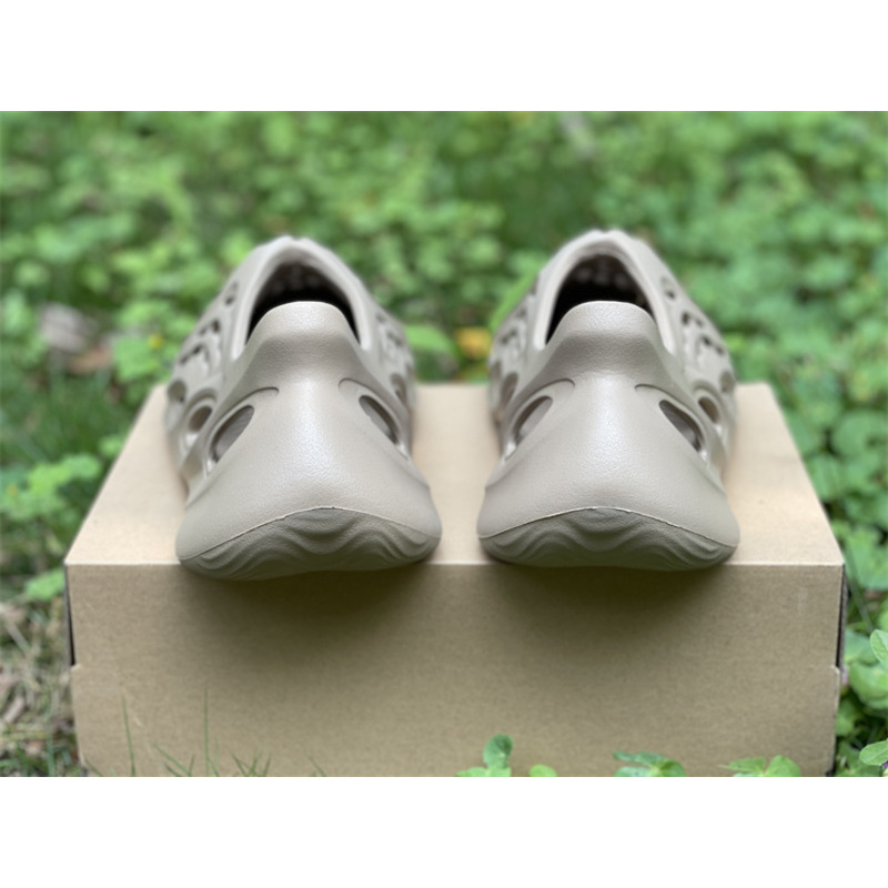 Ad*s yezzy foam runner mist