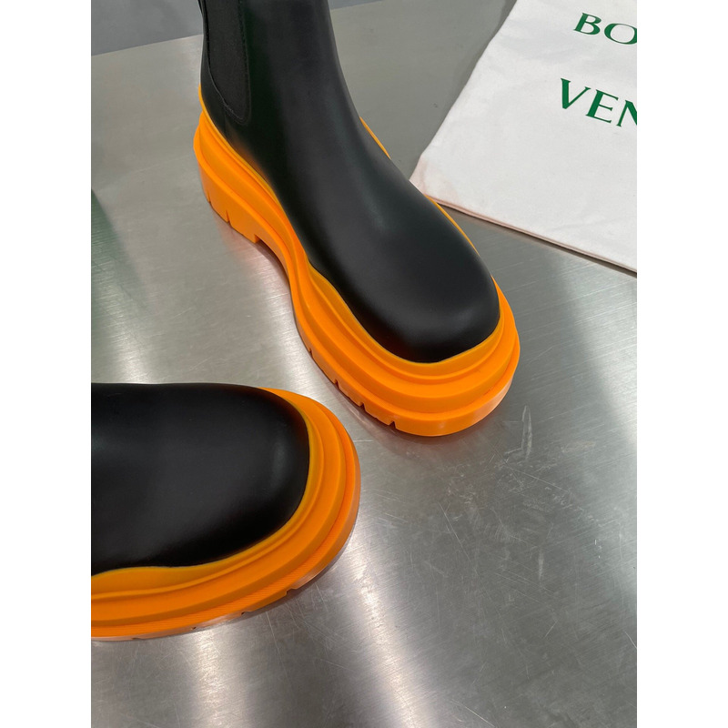 Bo*te*ga ve*ne*ta tire ankle chelsea boot in black and tangerine