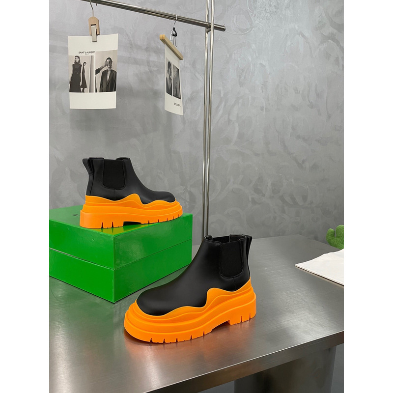 Bo*te*ga ve*ne*ta tire ankle chelsea boot in black and tangerine