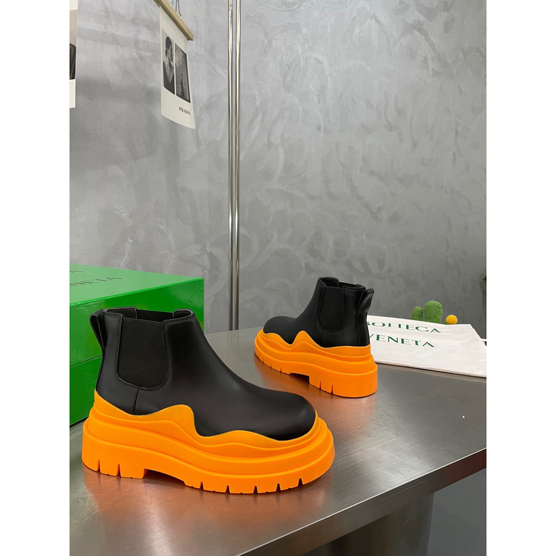 Bo*te*ga ve*ne*ta tire ankle chelsea boot in black and tangerine