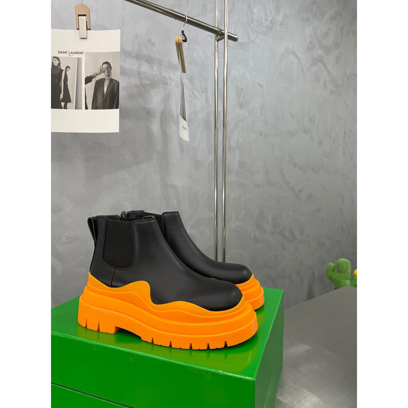 Bo*te*ga ve*ne*ta tire ankle chelsea boot in black and tangerine