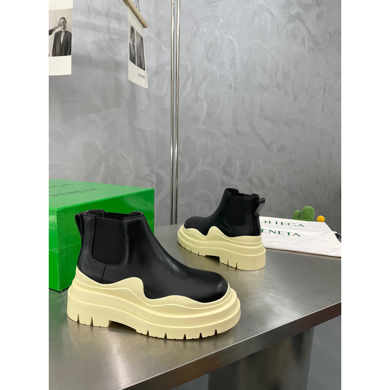 Bo*te*ga ve*ne*ta tire ankle chelsea boot in black and lemonade