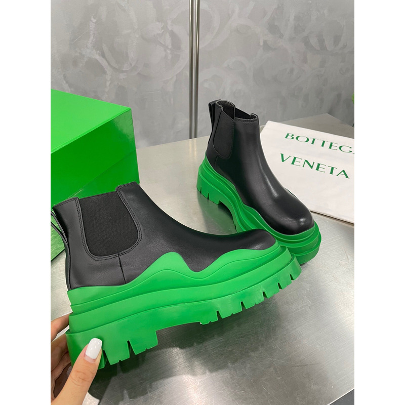 Bo*te*ga ve*ne*ta tire ankle chelsea boot in black and grass