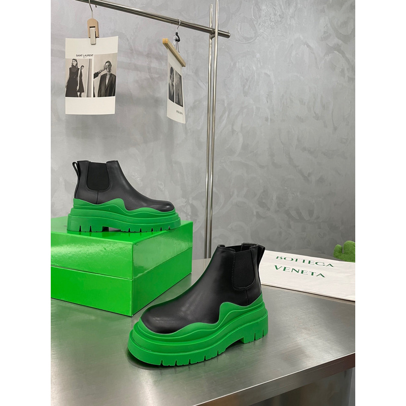 Bo*te*ga ve*ne*ta tire ankle chelsea boot in black and grass