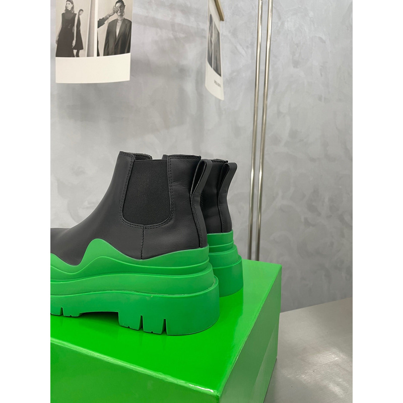 Bo*te*ga ve*ne*ta tire ankle chelsea boot in black and grass