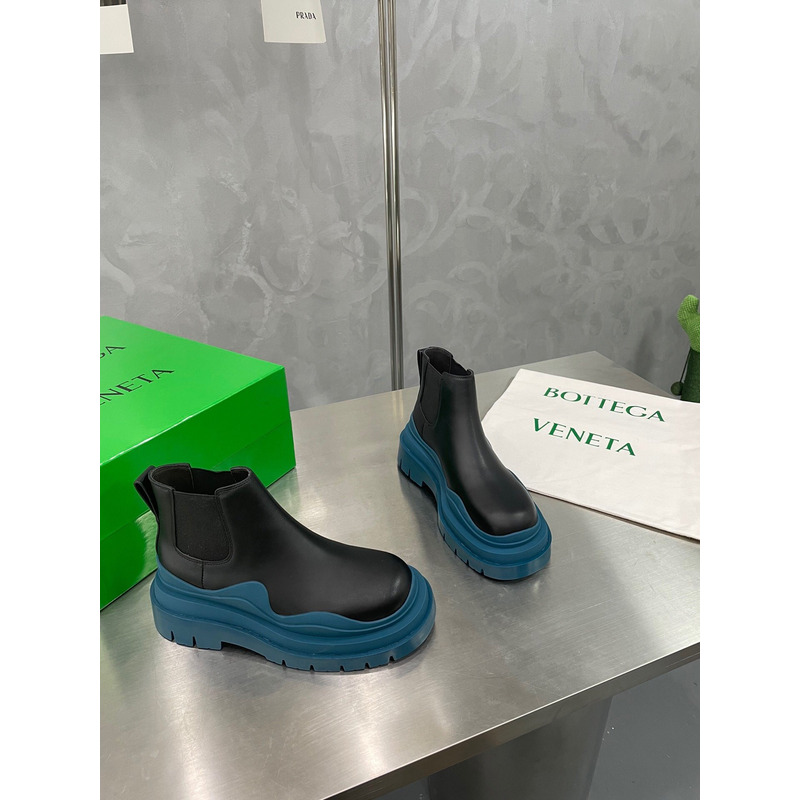 Bo*te*ga ve*ne*ta tire ankle chelsea boot in black and cruise