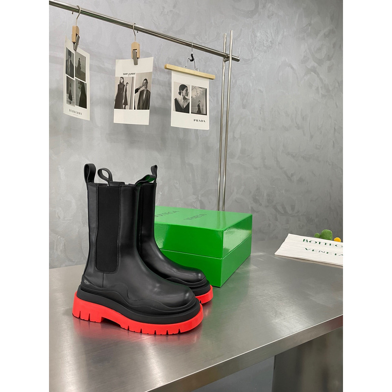 Bo*te*ga ve*ne*ta tire chelsea boot in black and red