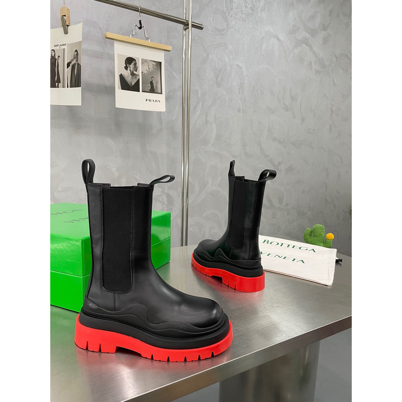 Bo*te*ga ve*ne*ta tire chelsea boot in black and red