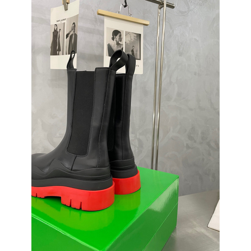 Bo*te*ga ve*ne*ta tire chelsea boot in black and red