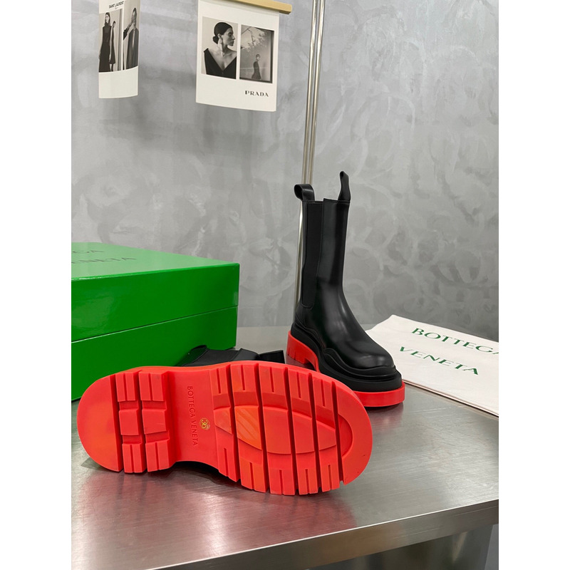 Bo*te*ga ve*ne*ta tire chelsea boot in black and red