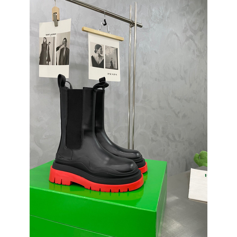 Bo*te*ga ve*ne*ta tire chelsea boot in black and red