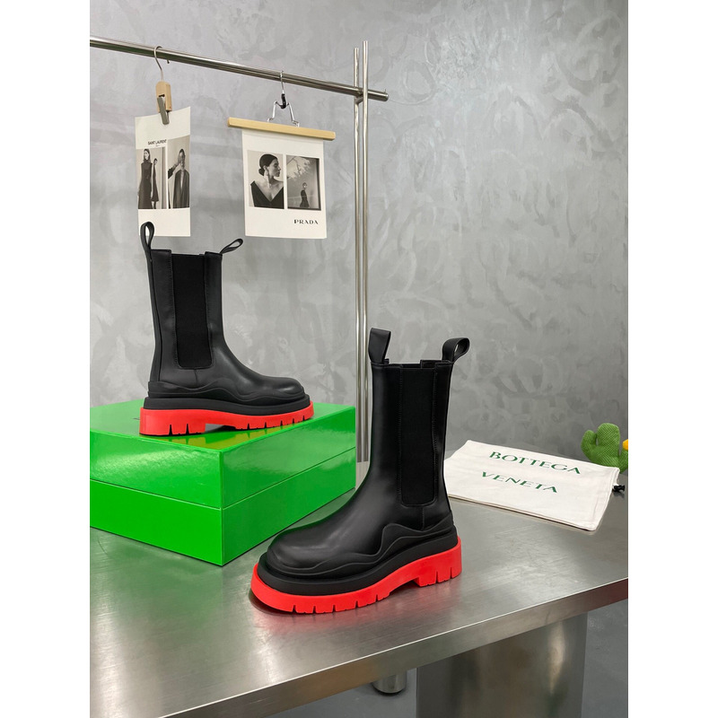 Bo*te*ga ve*ne*ta tire chelsea boot in black and red