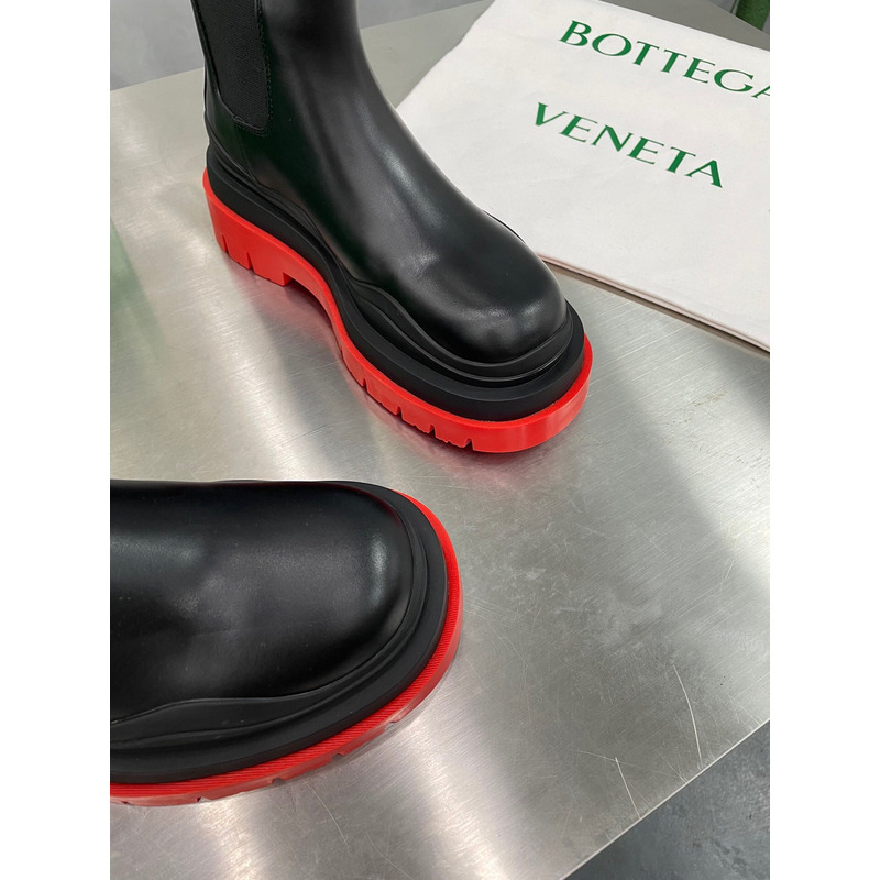 Bo*te*ga ve*ne*ta tire chelsea boot in black and red