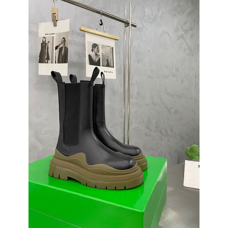 Bo*te*ga ve*ne*ta tire chelsea boot in black and brown