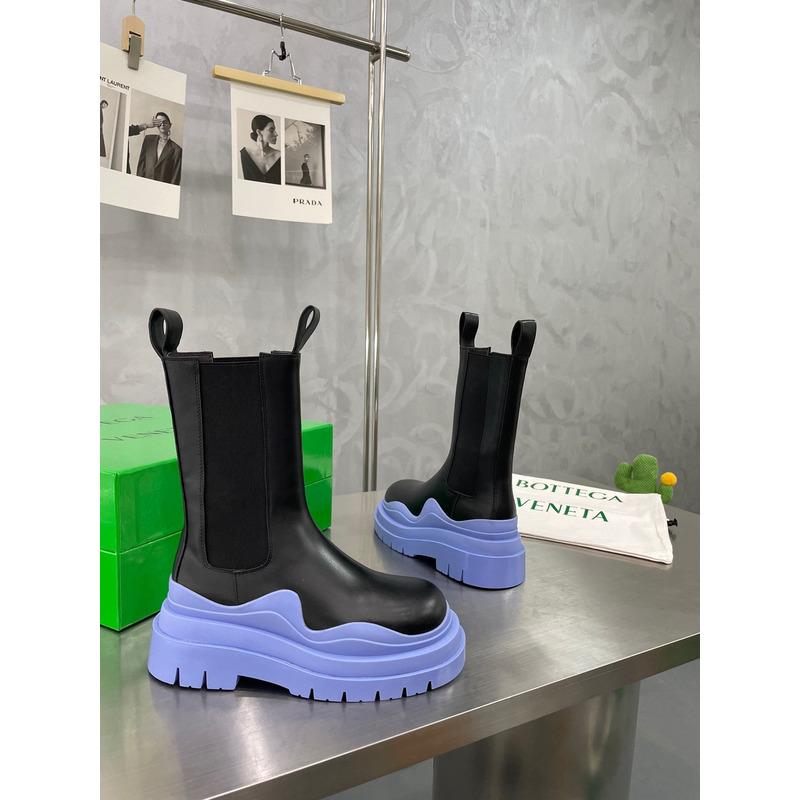 Bo*te*ga ve*ne*ta tire chelsea boot in black and periwinkle