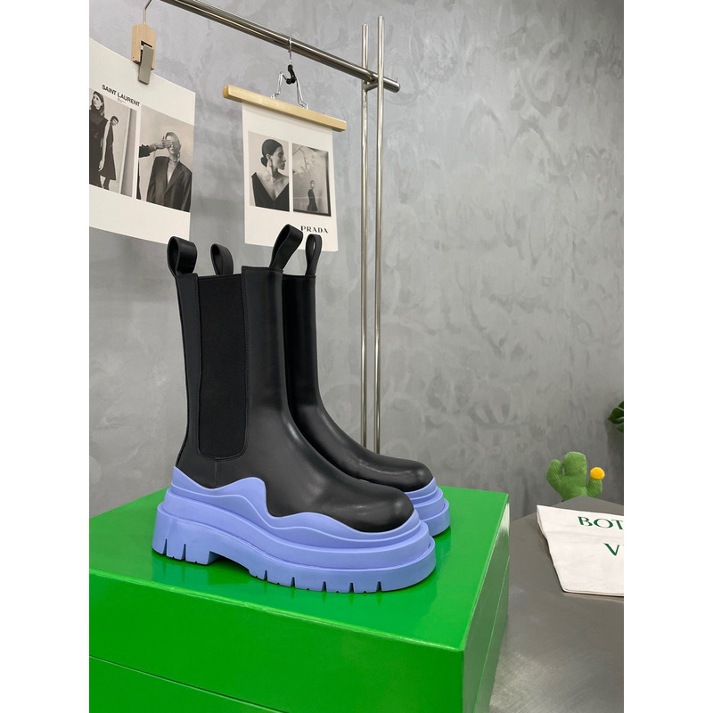 Bo*te*ga ve*ne*ta tire chelsea boot in black and periwinkle