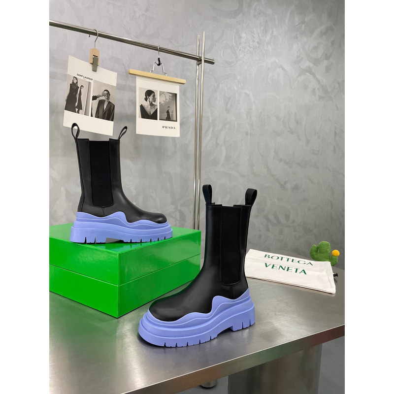 Bo*te*ga ve*ne*ta tire chelsea boot in black and periwinkle