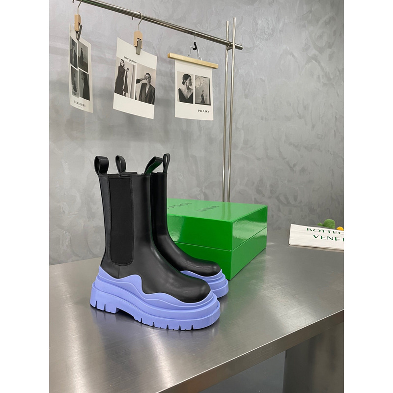 Bo*te*ga ve*ne*ta tire chelsea boot in black and periwinkle