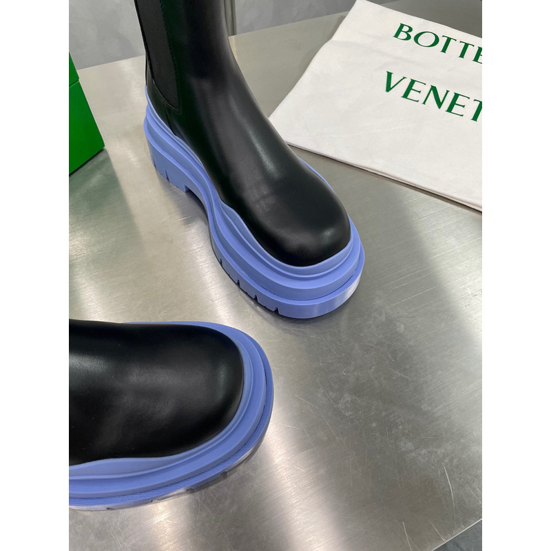 Bo*te*ga ve*ne*ta tire chelsea boot in black and periwinkle