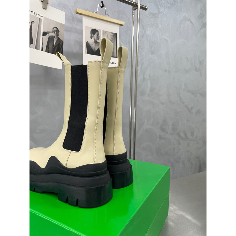 Bo*te*ga ve*ne*ta tire chelsea boot in sea salt and black